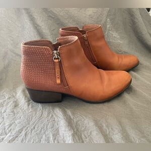 Clark’s Tan Ankle Boots Sz 8.5
